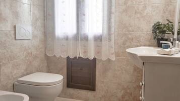 Dusj, hårføner og håndklær