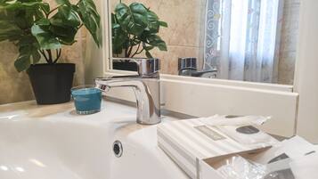 Dusj, hårføner og håndklær