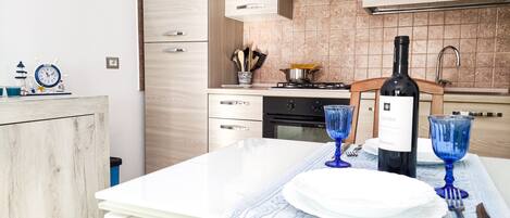 Kühlschrank, Ofen, Herdplatte, Wasserkocher mit Kaffee-/Teezubehör
