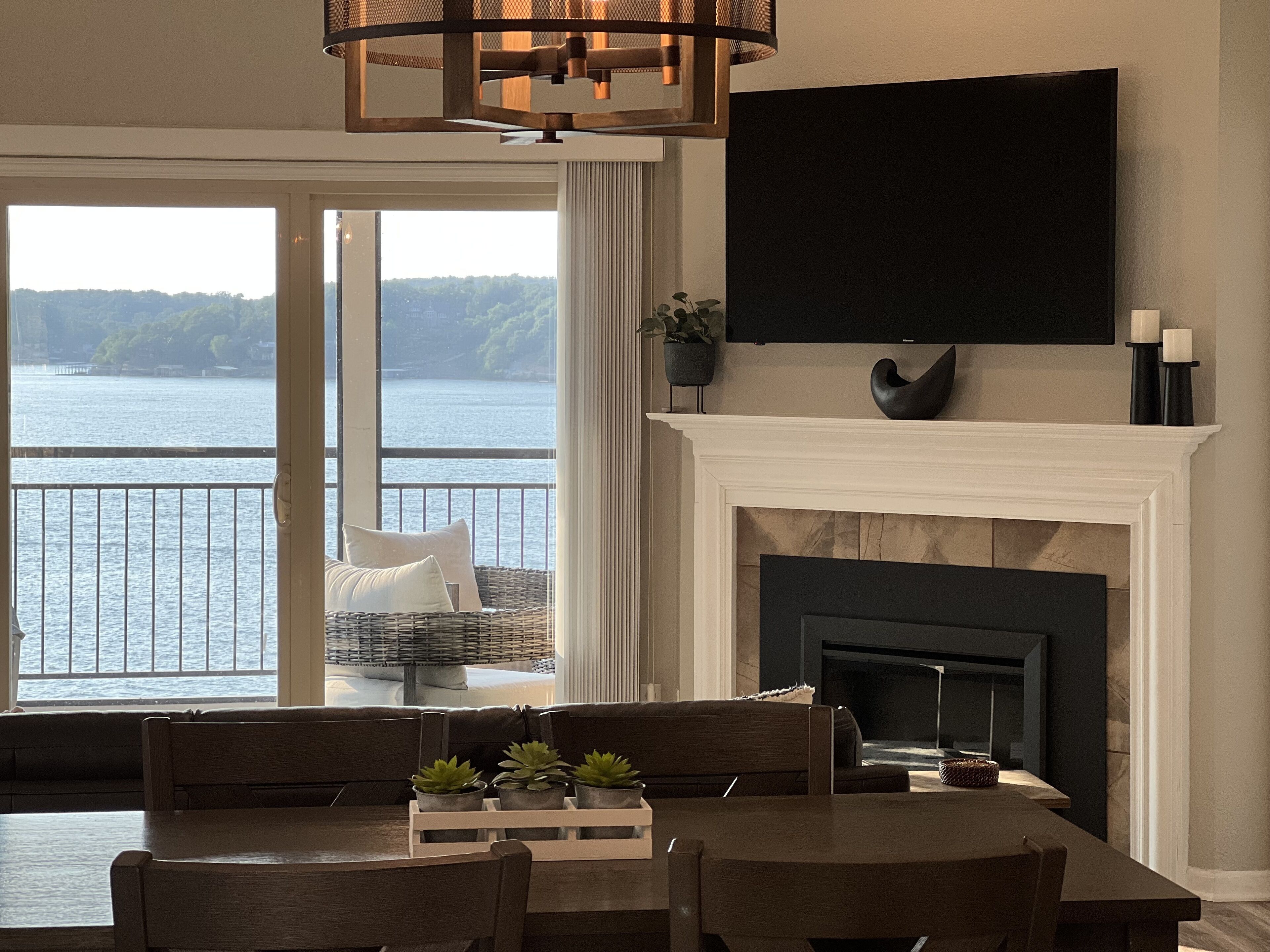 Smart TV, chimenea y libros 