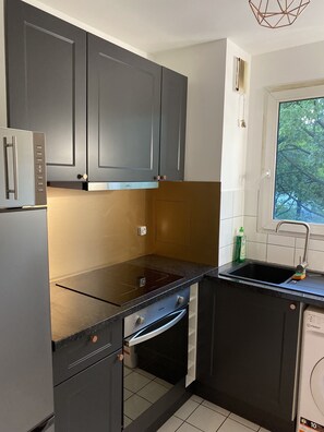 Réfrigérateur, micro-ondes, four, plaque de cuisson