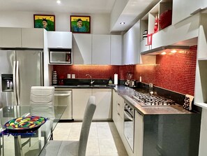 Réfrigérateur, four à micro-ondes, un four, surface de cuisson