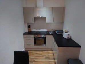 Fridge, microwave, oven, stovetop - City Sparrow Apartments - Nest 12W (London)