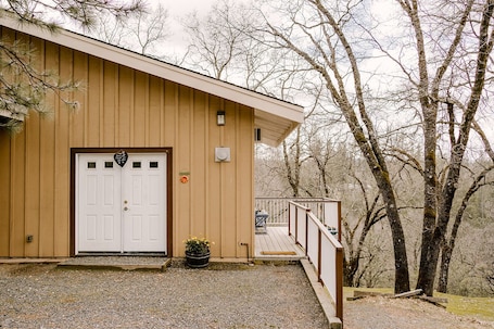 Exterior detail. 🌳Cozy Country Guesthouse, 3-Acre Peaceful Retreat🍃