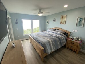 3 bedrooms, desk, iron/ironing board, free WiFi