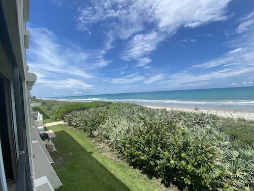 Oceanfront - Directly On the Ocean Luxury 3BR Condo Sleeps 6 to 8 - with a pool