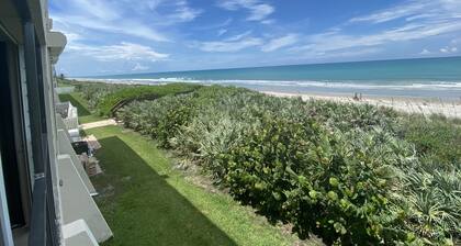 Oceanfront - Directly On the Ocean Luxury 3BR Condo Sleeps 6 to 8 - with a pool