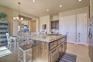 冰箱、微波炉、烤箱、炉灶