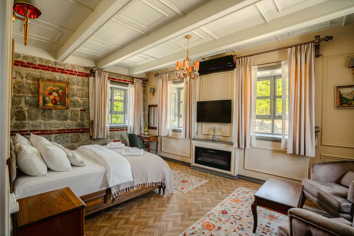 Quarto luxo, 1 cama de casal, banheira, vista para a montanha | 1 quarto, roupas de cama premium, quartos à prova de som