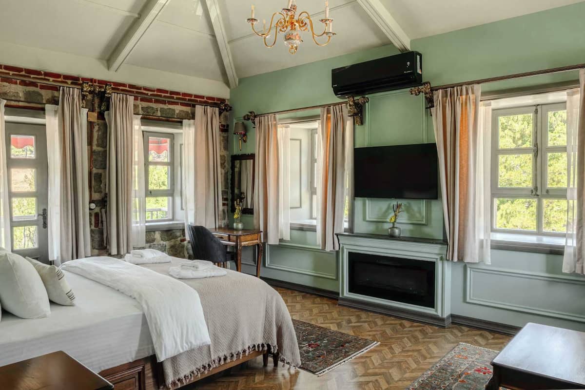 Deluxe Room, 1 Double Bed, Bathtub, Sea View