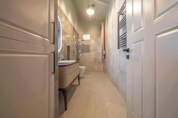 A modern bathroom with a vanity, sink, and toilet. - Orion Adatepe (Ayvacik)