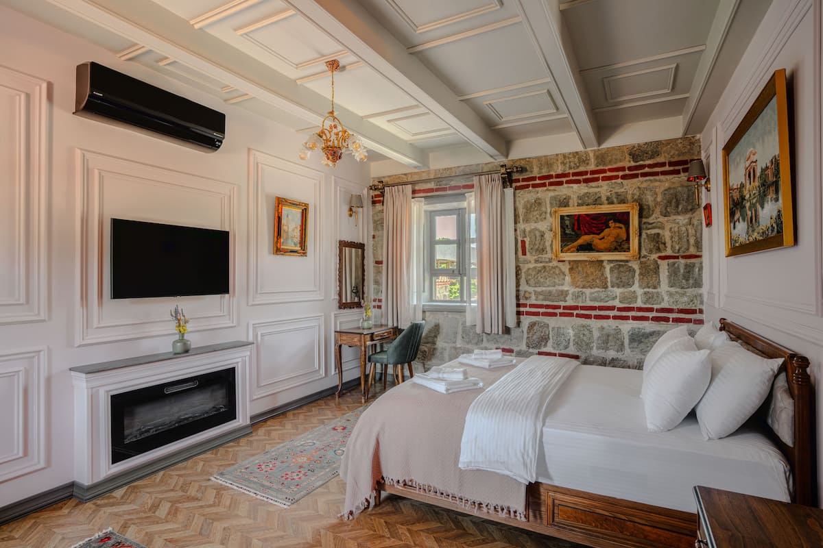 Quarto luxo, 1 cama de casal, banheira, vista para a montanha | 1 quarto, roupas de cama premium, quartos à prova de som