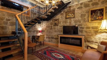 Alnitak Tas Evi | Premium bedding, soundproofing, free WiFi, bed sheets