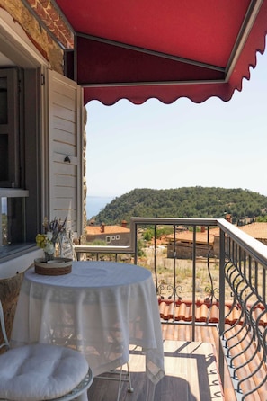 Deluxe Room, 1 Double Bed, Bathtub, Sea View | Balcony