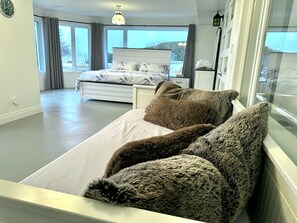 6 Schlafzimmer, Schreibtisch, Bügeleisen/Bügelbrett, WLAN