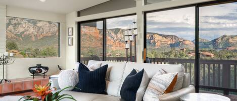 Télévision, cheminée, livres