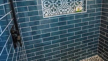 Ducha, toallas, jabón y champú