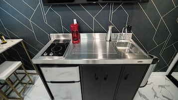 Jääkaappi, mikroaaltouuni, liesi, kahvin-/teenkeitin