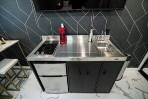 Refrigerador, microondas, parrilla de estufa y cafetera y tetera 