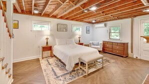 A bedroom with a large bed, a bench, a dresser, and a window. - Peaceful Mountain Retreat Near Appalachian Trail, Wineries, Breweries and More (Bluemont)