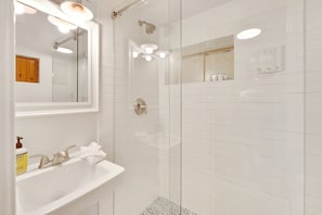 Ensemble douche/baignoire, sèche-cheveux, serviettes fournies, savon