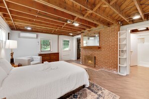 4 bedrooms, in-room safe, desk, iron/ironing board