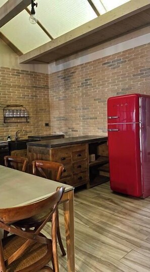 Fridge, oven, stovetop, coffee/tea maker