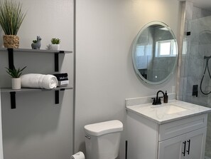 Ensemble douche/baignoire, sèche-cheveux, serviettes fournies, savon