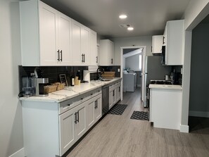 Refrigerador, microondas, horno y parrilla de estufa 