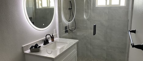 Ensemble douche/baignoire, sĂšche-cheveux, serviettes fournies, savon