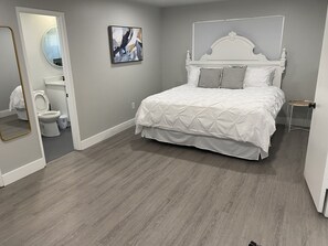 3 habitaciones, escritorio y tabla de planchar con plancha 