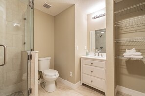 Dusche, Haartrockner, Handtücher, Seife