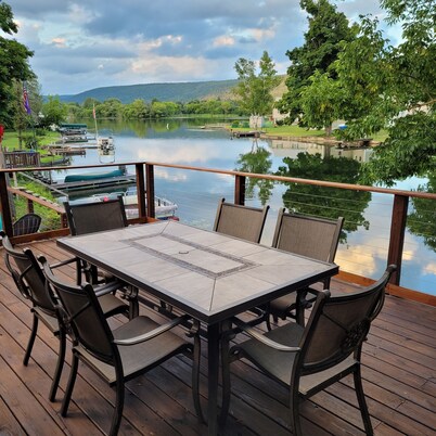 Cozy Lakefront Cottage on Little York Lake