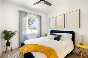 House, Multiple Beds, Hot Tub, Mountain View | 3 bedrooms, free WiFi, bed sheets - Golden Serenity (Joshua Tree)