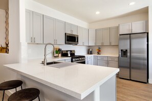 House, Multiple Beds, Hot Tub, Mountain View | Private kitchen | Fridge, microwave, oven, stovetop - Golden Serenity (Joshua Tree)