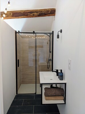 Badewanne, Haartrockner, Handtücher, Seife