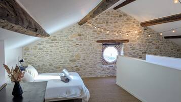 5 bedrooms, desk, iron/ironing board, travel crib