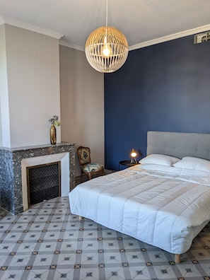 5 chambres, fer et planche à repasser, lit de bébé portatif