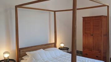 5 slaapkamers, een bureau, een strijkplank/strijkijzer, reisbedje