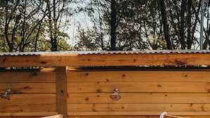 Eine Holzsauna mit Sitzbank und Handtuch an der Tür.