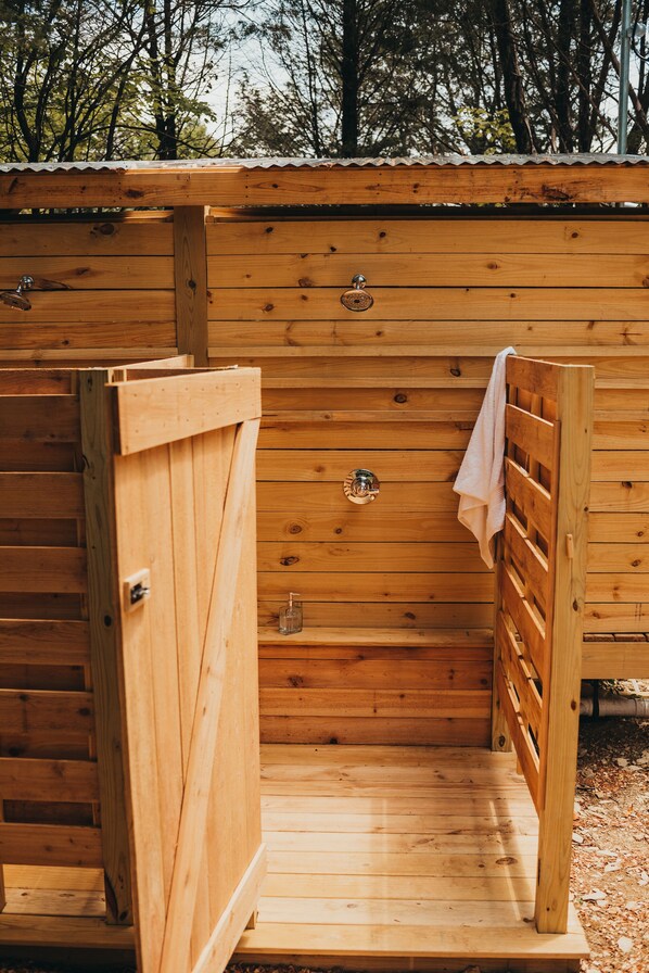 Una sauna de madera con un banco y una toalla colgada en la puerta.