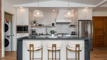 Geladeira, micro-ondas, fogão, cooktop