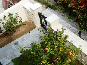 Exterior detail - Mel Studio 1, a modern, spacious and fully equipped apartment next to the sea. (Kalamaki, Kato Galatas)