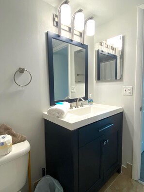 Combined shower/tub, towels