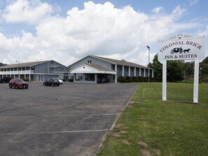 Exterior - Colonial Brick Inn & Suites (Hallstead)