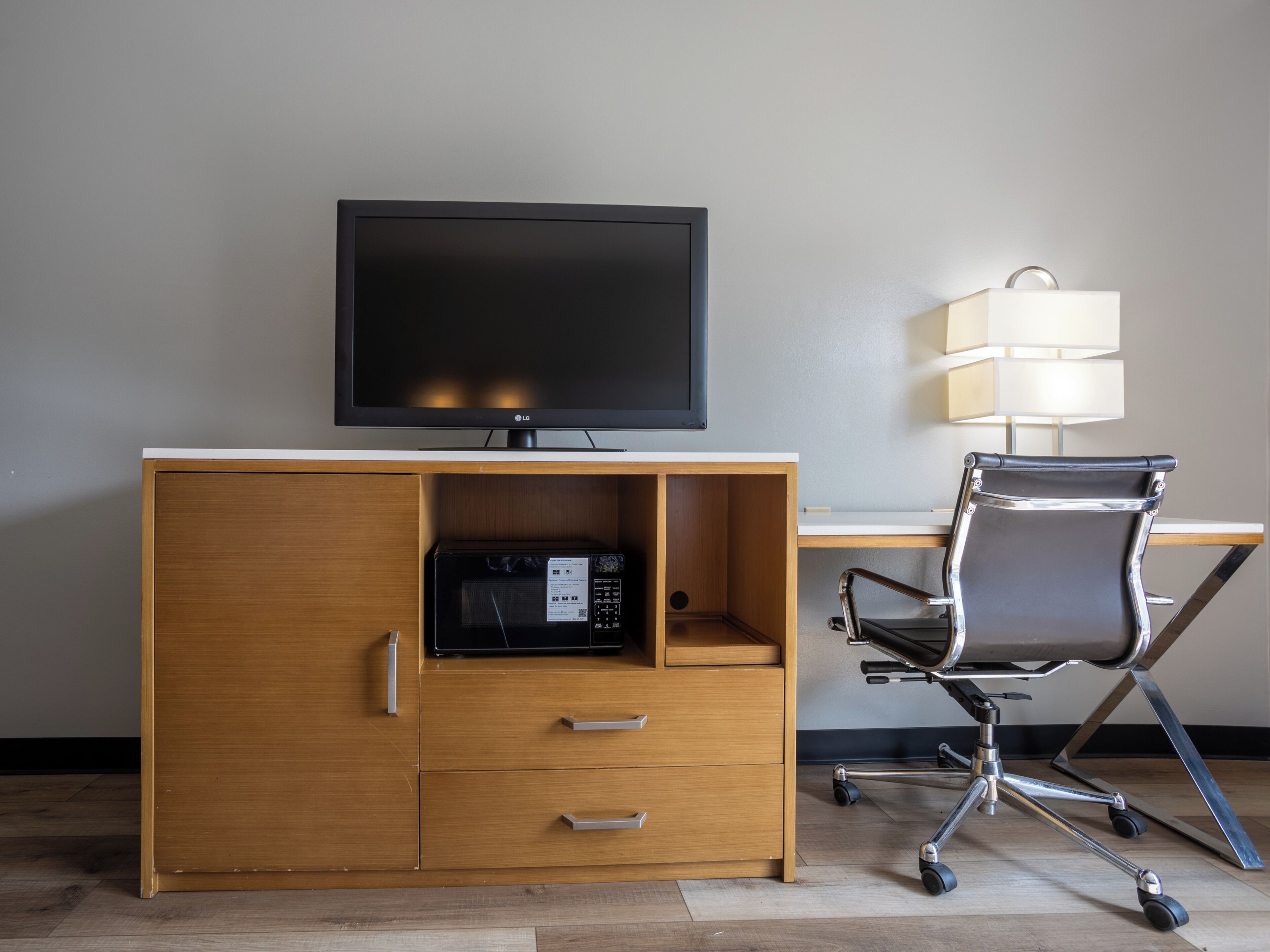 Tabla de planchar con plancha, wifi gratis y ropa de cama 