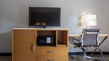 Tabla de planchar con plancha, wifi gratis y ropa de cama