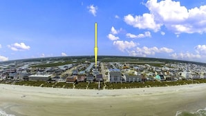 Une ville côtière dotée de propriétés en bord de mer et d’un imposant bâtiment à la structure verticale.