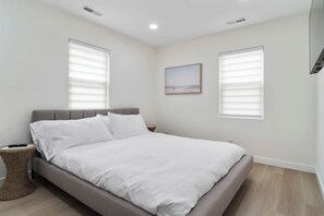 5 bedrooms, iron/ironing board, WiFi, bed sheets