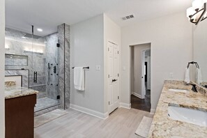 Combined shower/tub, free toiletries, hair dryer, towels